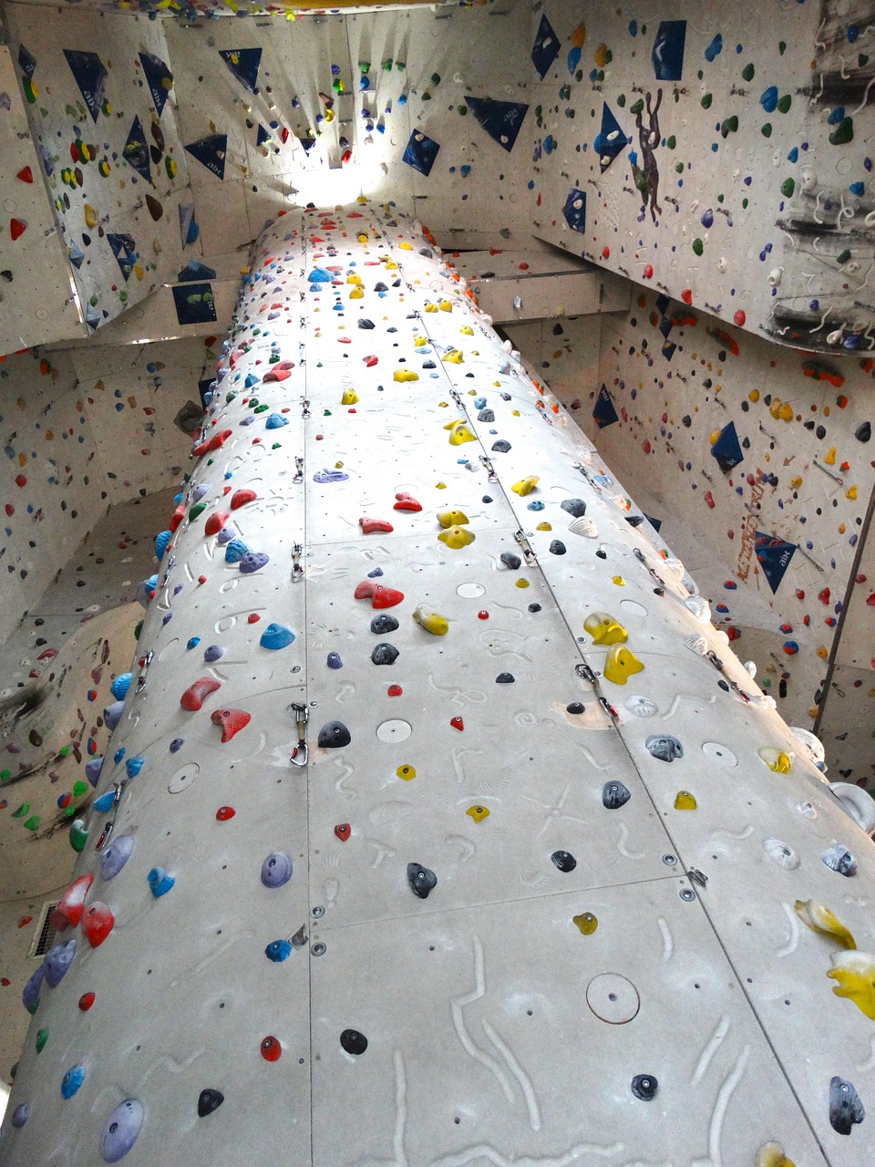 découvrez l'escalade, un sport d'aventure alliant force, technique et liberté pour tous les niveaux. conseils, équipements et spots incontournables.