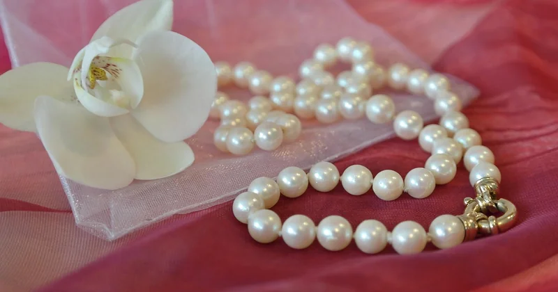 Collier perle résine : le mariage qui fonctionne vraiment