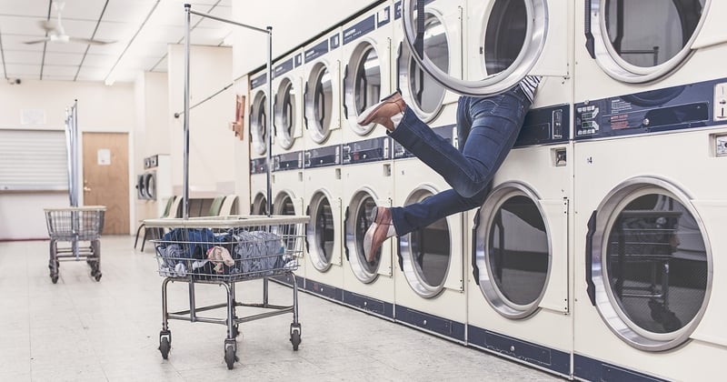 Laver une couette en machine : le guide simple pour un linge impeccable