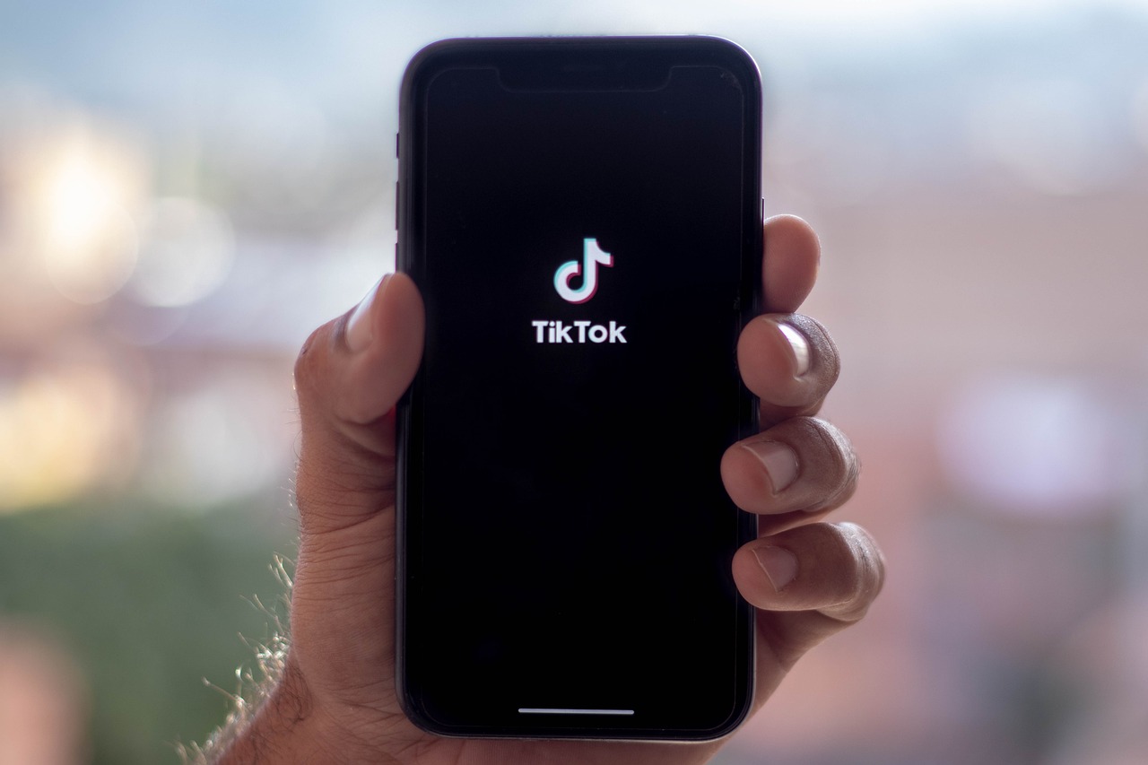 découvrez les dernières tendances tiktok : vidéos virales, challenges populaires et astuces pour booster votre visibilité en 2024. restez à la pointe de la créativité sur tiktok !