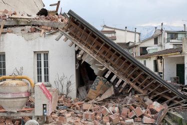 découvrez comment l'effondrement de la fast fashion bouleverse l'industrie du textile : causes, conséquences environnementales et alternatives durables à adopter.