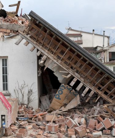 découvrez comment l'effondrement de la fast fashion bouleverse l'industrie du textile : causes, conséquences environnementales et alternatives durables à adopter.