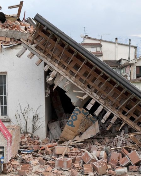 découvrez comment l'effondrement de la fast fashion bouleverse l'industrie du textile : causes, conséquences environnementales et alternatives durables à adopter.