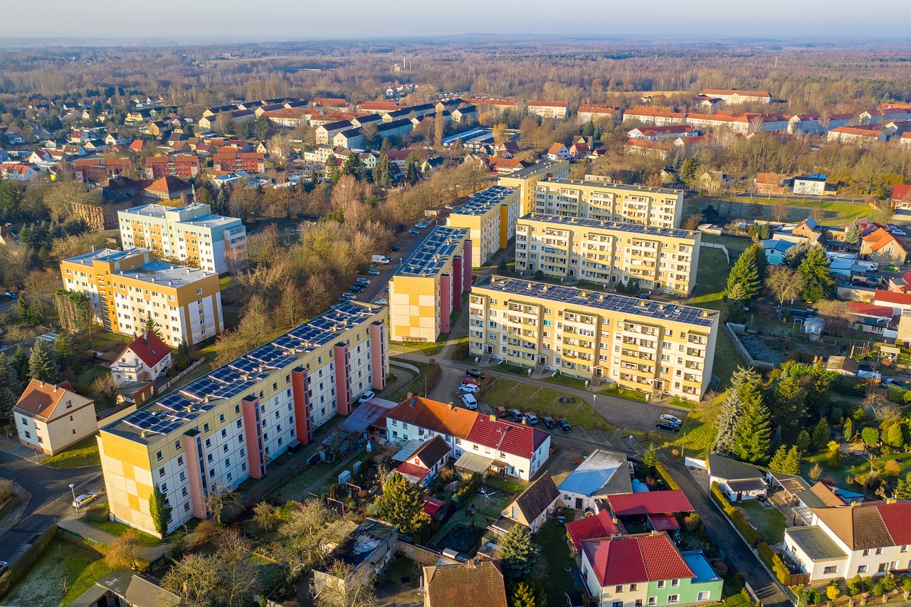 découvrez ce que signifie le terme 'tenant' : ses différentes définitions, son usage dans l’immobilier, l’informatique (tenant cloud) et en droit. explications simples et exemples pour mieux comprendre ce mot clé.
