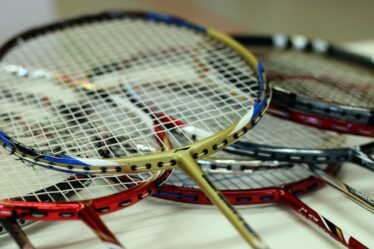 découvrez tout sur le badminton : règles, techniques, conseils pour débutants et passionnés. améliorez votre jeu et profitez de ce sport dynamique et accessible à tous !