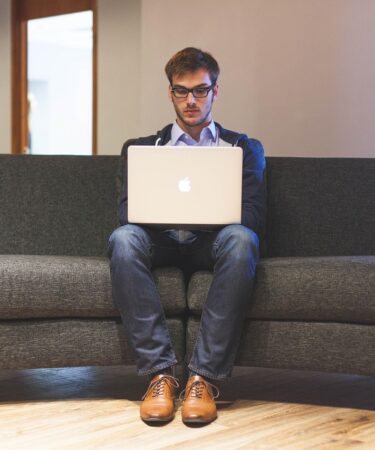 découvrez le salaire moyen d’un monteur vidéo freelance en 2025, les tendances du marché, les facteurs qui influencent la rémunération et des conseils pour maximiser vos revenus dans le secteur de la vidéo.