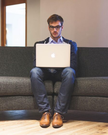 découvrez le salaire moyen d’un monteur vidéo freelance en 2025, les tendances du marché, les facteurs qui influencent la rémunération et des conseils pour maximiser vos revenus dans le secteur de la vidéo.
