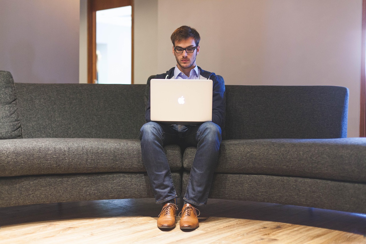 découvrez le salaire moyen d’un monteur vidéo freelance en 2025, les tendances du marché, les facteurs qui influencent la rémunération et des conseils pour maximiser vos revenus dans le secteur de la vidéo.