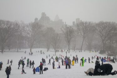 découvrez new york, la ville qui ne dort jamais : ses gratte-ciel emblématiques, central park, times square, et une culture vibrante pour un séjour inoubliable.