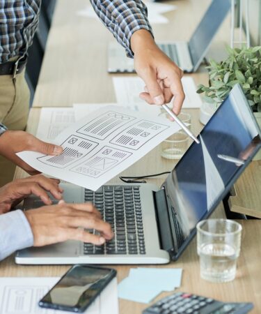 agence digitale sp&eacute;cialis&eacute;e dans la cr&eacute;ation de sites web, le marketing en ligne et la transformation num&eacute;rique pour booster votre visibilit&eacute; et vos performances.