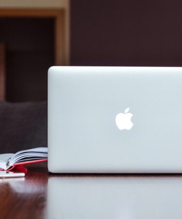 d&eacute;couvrez les avantages du travail &agrave; distance, ses outils essentiels et comment rester productif tout en travaillant depuis chez vous.