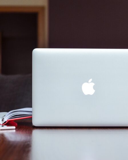 découvrez les avantages du travail à distance, ses outils essentiels et comment rester productif tout en travaillant depuis chez vous.