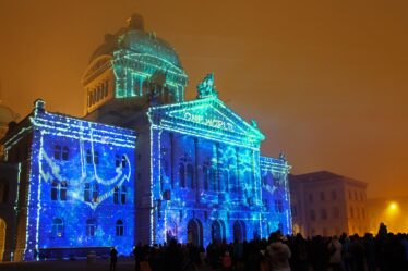d&eacute;couvrez notre service de cr&eacute;ation de logo projection, alliant design moderne et impact visuel pour valoriser votre marque lors de vos &eacute;v&eacute;nements et pr&eacute;sentations.